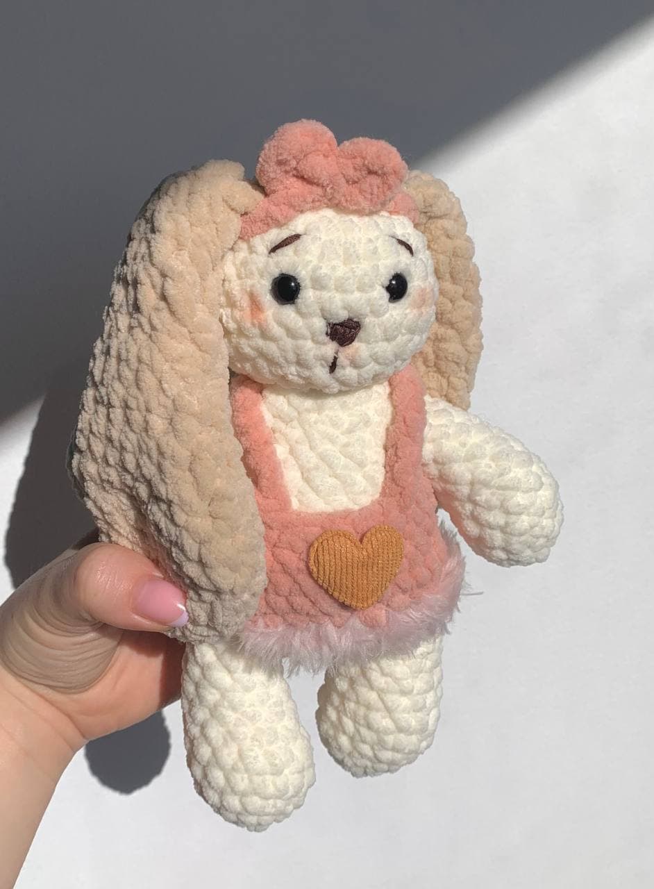 Foto de White Bunny in Overalls - photo_2026-05-19 11.20.34